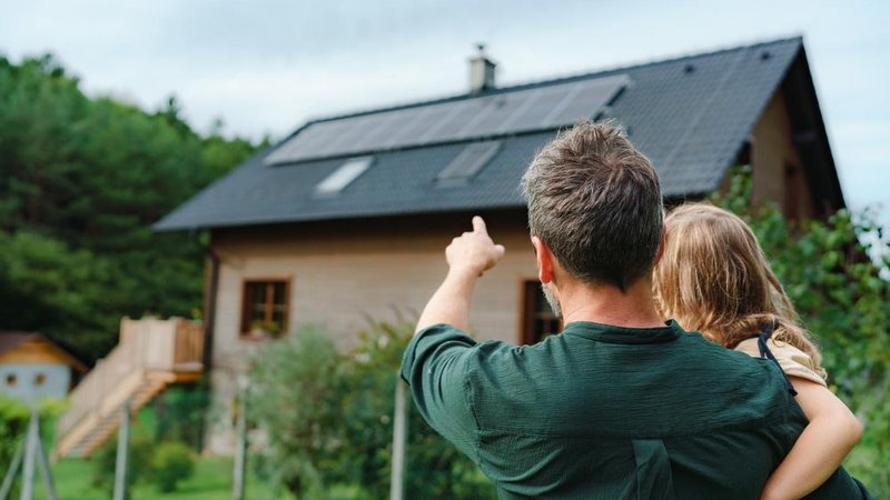Fotografija: Razvoj tehnologije in trajnostna miselnost nas vse bolj nagovarjata k čim bolj množičnemu koriščenju sončne energije. FOTO: Halfpoint, Shutterstock