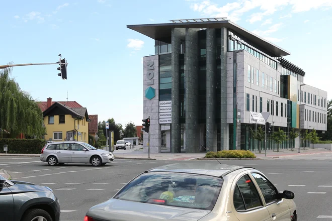 Hranilnica Lon je ena najmanjših kreditnih institucij pri nas. Foto Tomi Lombar