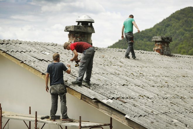 V naši okolici je po vsej Sloveniji še veliko starih azbestnih izdelkov, predvsem na strehah. Ti so že ali bodo počasi začeli razpadati in še naprej bomo izpostavljeni azbestu. FOTO: Leon Vidic/Delo