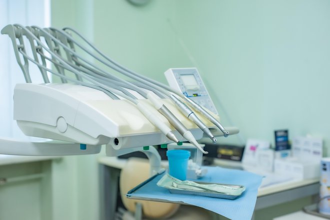 Zobozdravniki podpirajo razvoj stroke, vendar jih skrbi, kako bodo odločevalci dražje materiale ter časovno in postopkovno najzahtevnejšo izdelavo zalivk uvedli v javno mrežo. FOTO:  Shutterstock