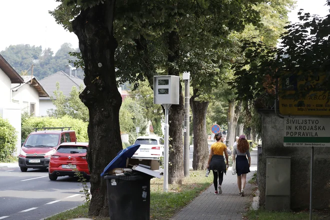 Zaradi prekoračitev hitrosti, ki jih zaznajo tako imenovani »super radarji«, in izrečenih glob se na transakcijski račun mestnih redarjev nateče največ prihodkov. FOTO: Leon Vidic/Delo