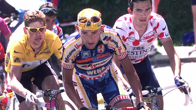 Fotografija: Marco Pantani (v ospredju) je na Touru leta 1998 strl branilca rumene majice Jana Ullricha. FOTO: Reuters