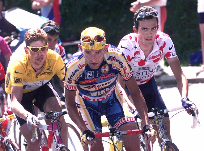 Marco Pantani (v ospredju) je na Touru leta 1998 strl branilca rumene majice Jana Ullricha. FOTO: Reuters