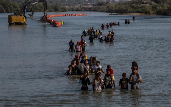Prečkanje reke Rio Grande. FOTO: Adrees Latif/Reuters
