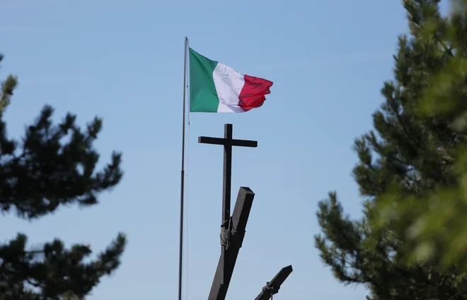 Zgodovinarji, italijanski in slovenski, v poročilu pišejo tudi o italijanskem odnosu do slovenskega življa, kako je bilo prepovedano govoriti slovensko na slovenskem ozemlju pod italijansko oblastjo. FOTO: Jože Suhadolnik