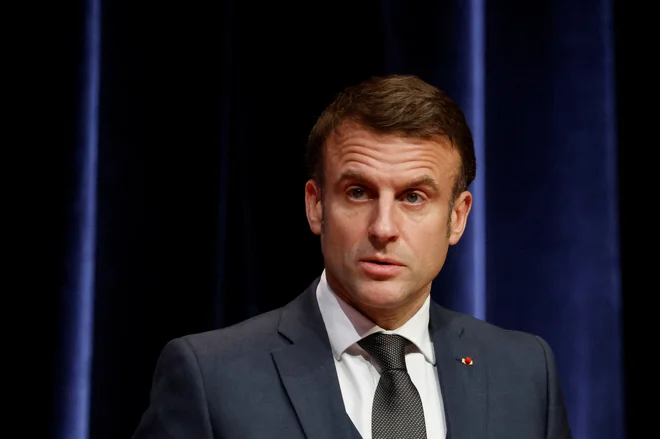 Macron je »zaprosil notranjega ministra in urad pariškega prefekta, da vsi prodajalci knjig ostanejo na svojih lokacijah in da nikogar od njih ne prisilijo v selitev,« so sporočili iz predsednikovega urada. FOTO: Ludovic Marin/Pool via Reuters