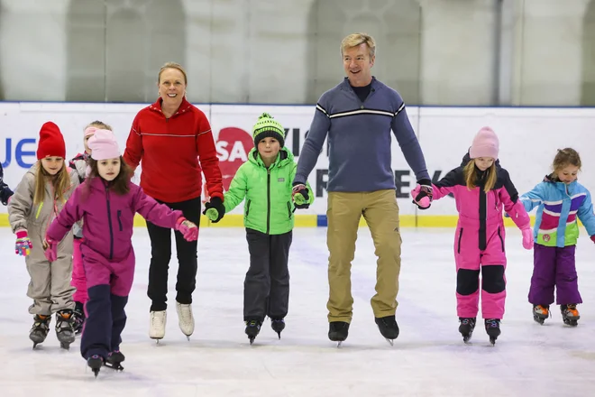 Britanski legendi umetnostnega drsanja Jayne Torvill in Christopher Dean sta se v torek z otroki iz Sarajeva podala na led dvorane, v kateri sta doživela največji triumf. FOTO: Amel Emrić/Reuters