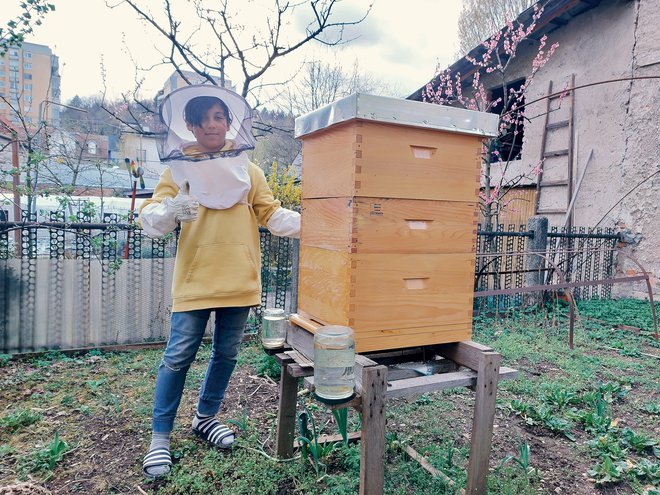 Monišankar Singha (za prijatelje Šila San) je ljubezen do čebelarstva že prenesel na sina. FOTO: Monišankar Singha