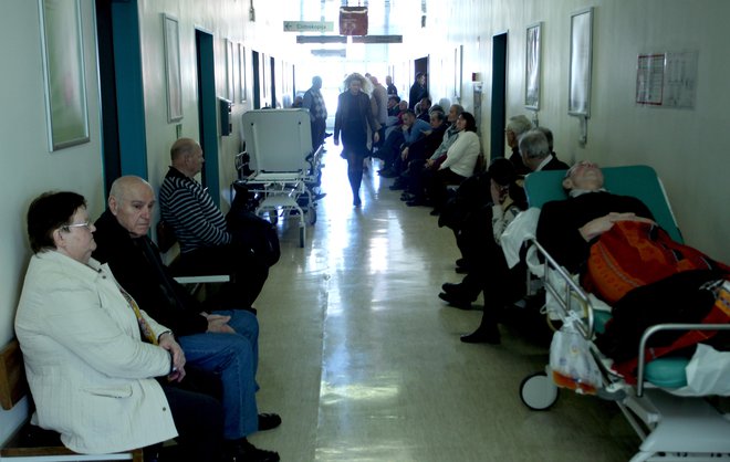 Novi pravilnik spodbuja, da bi imeli zdravniki manj kot pet minut časa na pacienta. FOTO: Roman Šipić/Delo