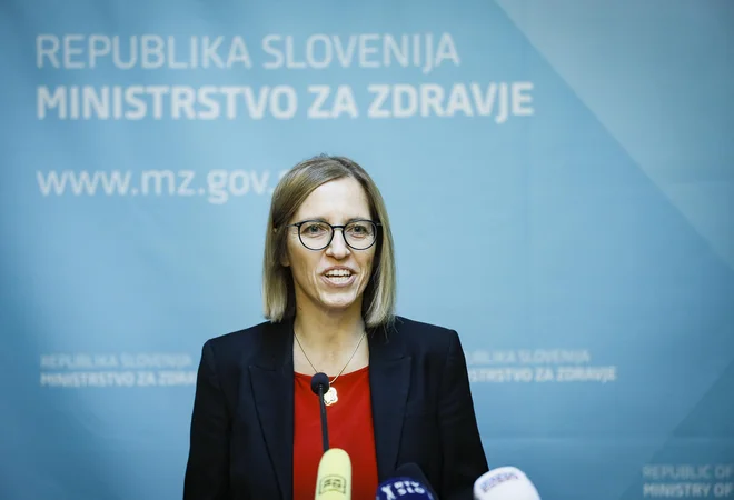 Ministrica Valentina Prevolnik Rupel je objavila pravilnik, ki znižuje in tudi ukinja plačilo za dodatne paciente brez javne predstavitve na predpraznični dan. FOTO: Jože Suhadolnik/Delo