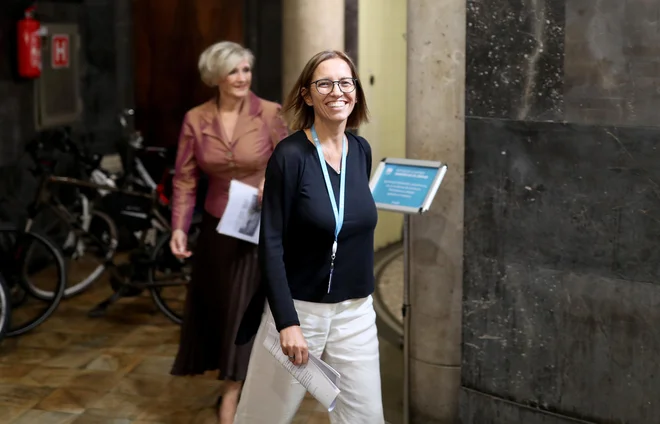 V praksi so se pokazale določene anomalije, kot na primer nesorazmerje med dodatkom in redno plačo, pojasnjuje ministrstvo za zdravje enega od razlogov za zmanjšanje plačila. FOTO: Blaž Samec/Delo