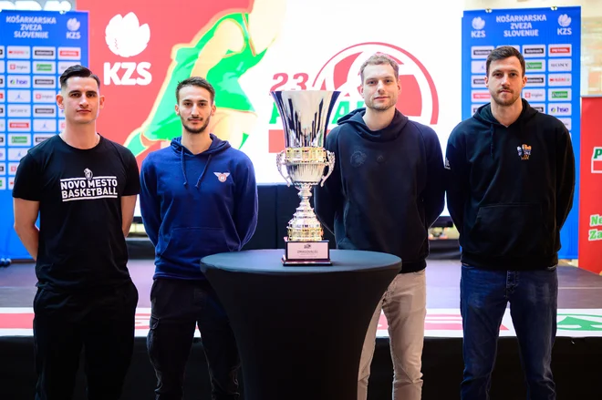 Jan Špan (Krka), Luka Božak (Rogaška), Jaka Blažič (Cedevita Olimpija) in Blaž Mahkovic (Kansai Helios, z leve) s pokalom za zmagovalca. FOTO: KZS
