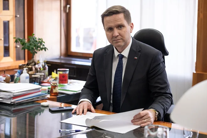Po oceni Igorja Zorčiča je zakonska dolžnost načelnikov upravnih enot, da predlagajo tajnike volilnih komisij in njihove namestnike. FOTO: Črt Piksi/Delo