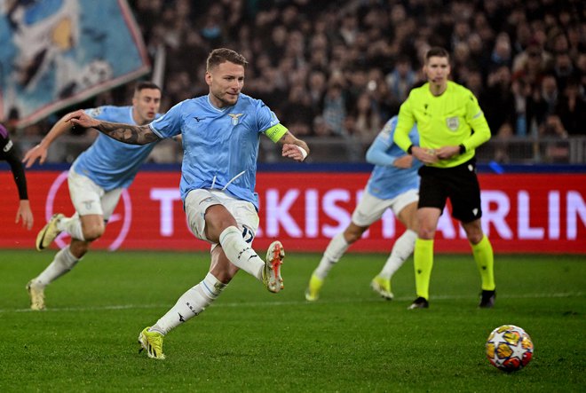 C'est ainsi que Ciro Immobile a contrôlé le gardien du Bayern depuis le point de penalty.  PHOTO : Alberto Lingría/Reuters