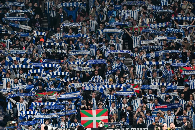 Navijača Reala Sociedad v Parizu. FOTO: Miguel Medina/AFP