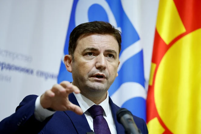 Zunanji minister Severne Makedonije Bujar Osmani mora v teh dneh odgovarjati na številna vprašanja zaskrbljenih Makedoncev, ki so ostali brez veljavnih dokumentov. FOTO: Thomas Peter/Reuters