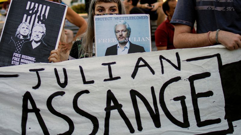 Fotografija: Podpora žvižgaču Julianu Assangeu. FOTO: Alkis Konstantinidis/Reuters