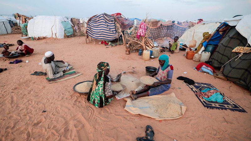Fotografija: Po podatkih Zdravnikov brez meja samo v begunskem taborišču Zamzam v severnem Darfurju vsako uro zaradi lakote umreta dva otroka. FOTO: Zohra Bensemra/Reuters