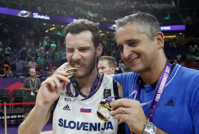 Tvorca zlatega evropskega odličja Goran Dragić in Igor Kokoškov. Foto Blaž Samec
