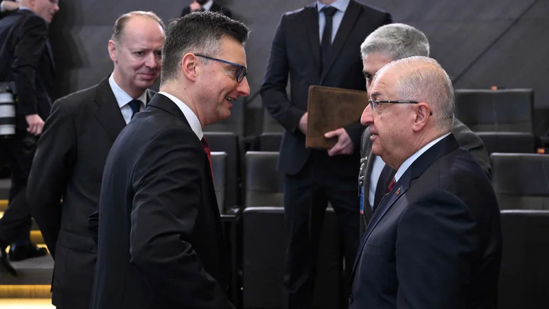 Vsi naši ključni projekti ostajajo v načrtih, je v Bruslju zatrdil minister za obrambo Marjan Šarec. FOTO: John Thys/AFP