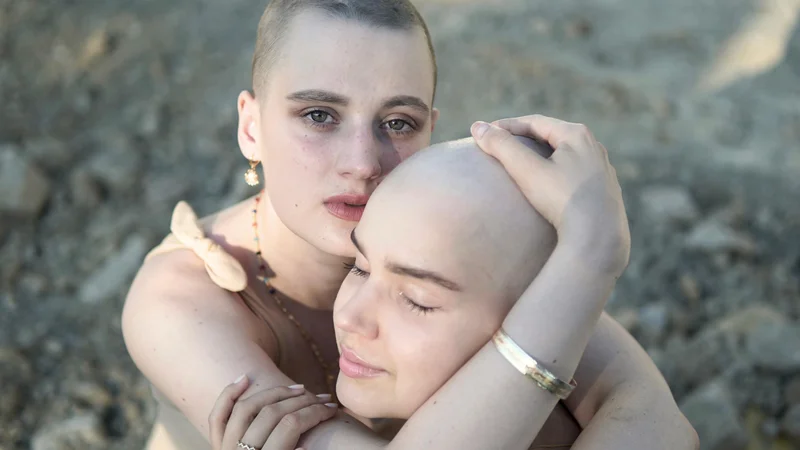 Špela (levo) in Tjaša želita s fotografijami pokazati, »da žariš kljub situaciji, v kateri si se znašla«. FOTO: Hannah Koselj Marušič