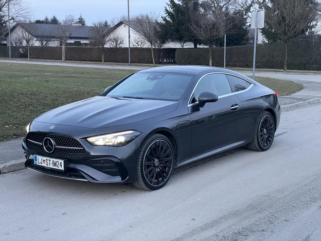 CLE coupe je dolg 485 centimetrov, a na cesti ne deluje velik. Fotografiji Blaž Kondža