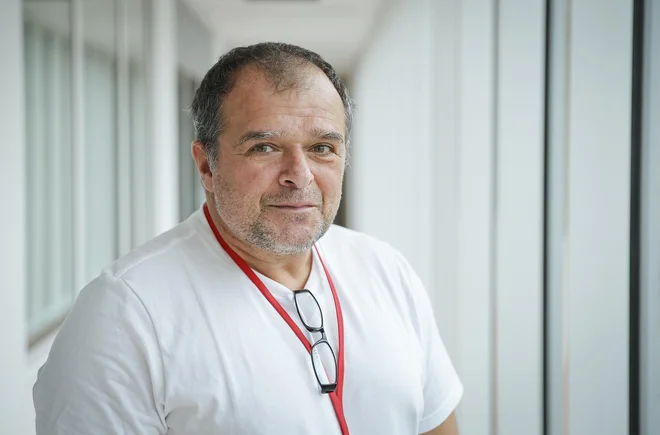 Predstojnik hematološke klinike ni eden tistih zdravnikov, ki bi odložili delo. FOTO: Jože Suhadolnik/Delo