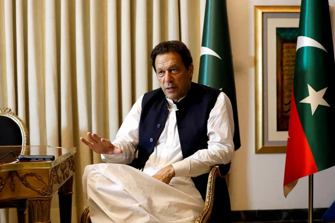 Imran Han lahko politično dogajanje spremlja od daleč, iz zapora. FOTO: Akhtar Soomro/Reuters