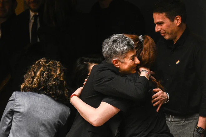 Ob razglasitvi izida pred poslopjem parlamenta v Atenah. FOTO: Angelos Tzortzinis/AFP