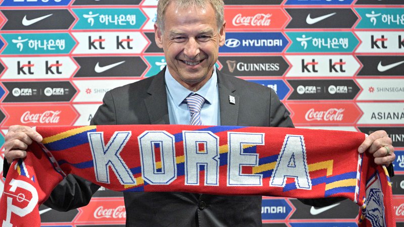 Fotografija: Ob ustoličenju za selektorja pred letom dni je imel Jürgen Klinsmann status strokovnjaka, ki bo izpolnil tekmovalni cilj, ob odstavitvi so se nanj vsule hude kritike. FOTO: Anthony Wallace/AFP