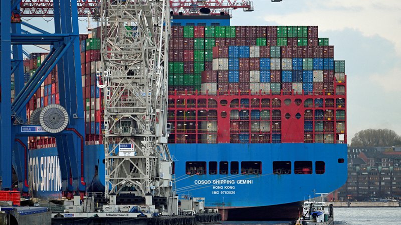 Fotografija: Cosco Shipping pluje v Koper z linijami iz Kitajske, s povečanjem tovora pa bi bila tudi zanje zanimiva neposredna povezava iz Indije. FOTO: Fabian Bimmer/Reuters