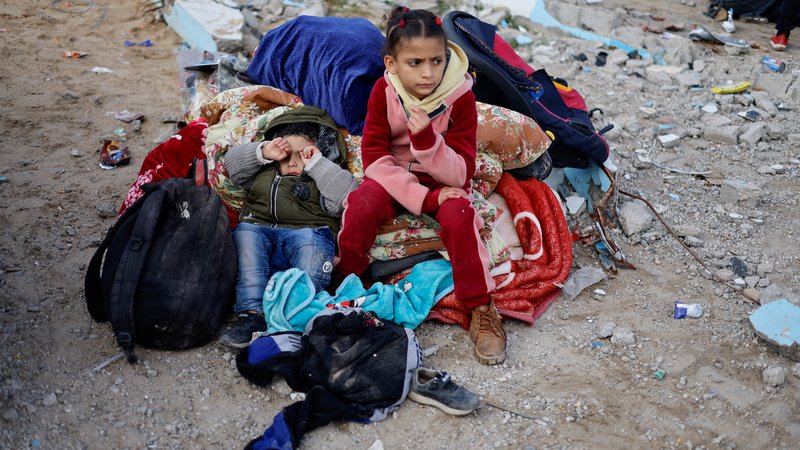 Fotografija: Otroci, ki so jih med izraelsko operacijo evakuirali iz bolnišnice v Han Junisu. FOTO: Mohammed Salem/Reuters