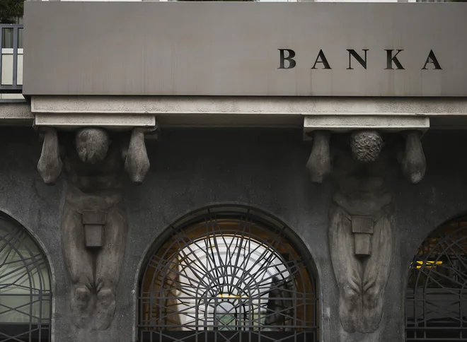 Davek na bilančno vsoto naših bank bi, če bi obveljalo, kot je bilo najprej predvideno, da obdavči banke neomejeno z 0,2 odstotka bilančne vsote, lahko pogubno prizadel predvsem naše manjše banke. FOTO: Jože Suhadolnik