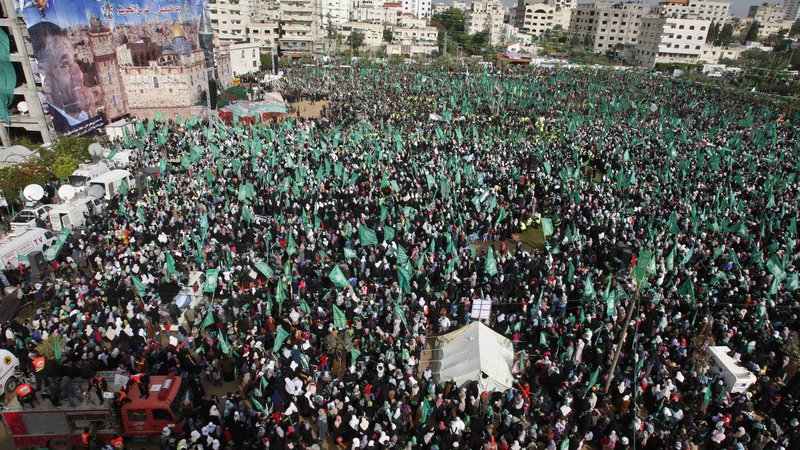 Fotografija: »Hamas je odporniško politično gibanje, ki je nastalo leta 1987, leta 2006 zmagalo na legalnih volitvah, ki jih je podprl tudi Izrael, in leta 2007 prevzelo oblast v Gazi. Je torej legalno izvoljena oblast v Gazi, ne nekakšna teroristična skupina, ki skače okoli in Izraelcem postavlja zasede.« Na fotografiji shod v Gazi ob 25. obletnici ustanovitve Hamasa. FOTO: Ahmed Zakot/Reuters