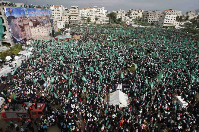 »Hamas je odporniško politično gibanje, ki je nastalo leta 1987, leta 2006 zmagalo na legalnih volitvah, ki jih je podprl tudi Izrael, in leta 2007 prevzelo oblast v Gazi. Je torej legalno izvoljena oblast v Gazi, ne nekakšna teroristična skupina, ki skače okoli in Izraelcem postavlja zasede.« Na fotografiji shod v Gazi ob 25. obletnici ustanovitve Hamasa. FOTO: Ahmed Zakot/Reuters