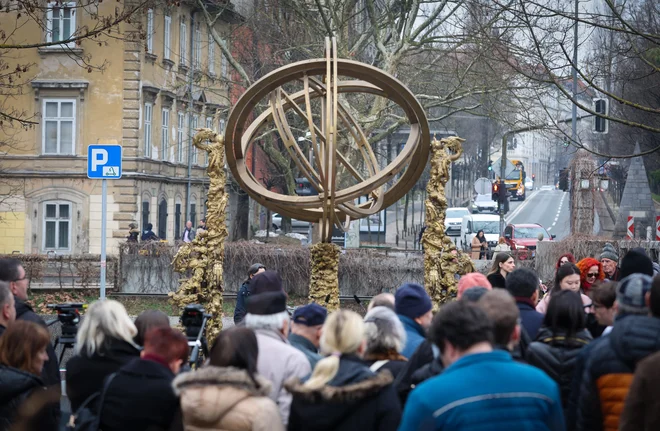 Hallersteinov zvezdni opazovalnik na Grudnovem nabrežju v Ljubljani. Original stoji na starem pekinškem astronomskem observatoriju, repliko pa je podarilo veleposlaništvo LR Kitajske v Sloveniji. FOTO: Matej Družnik