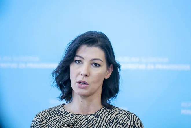 Na Dominiko Švarc Pipan so se zgrnili očitki o netransparentnem in negospodarnem nakupu. FOTO: Jože Suhadolnik/Delo