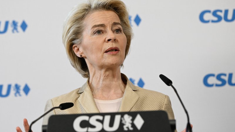 Fotografija: Ursula von der Leyen bo po neuradnih informacijah v ponedeljek napovedala, da se bo podala v boj za še en petletni mandat na čelu evropske komisije. Foto Thomas Kienzle/AFP