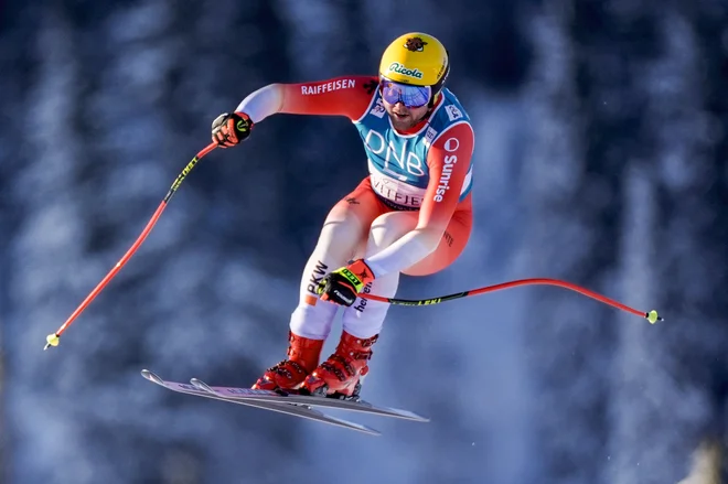 Današnji zmagovalec Hintermann na Russijevem skoku. FOTO: Stian Lysberg Solum/AFP