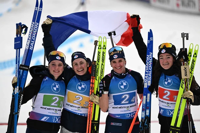 Francozinje (od leve) Sophie Chauveau, Justine Braisaz-Bouchet, Julia Simon in Lou Jeanmonnot so bile na SP še enkrat razred zase. FOTO: Joe Klamar/AFP