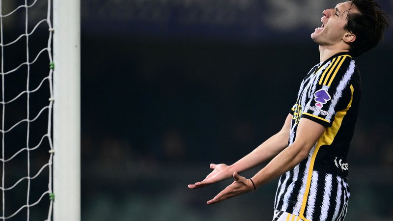 Fotografija: Juventusov Federico Chiesa se jezi in obupuje, saj niso ugnali Verone. FOTO: Marco Bertorello/AFP