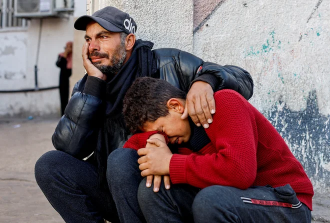 Žalujoči objokujejo trupla ubitih v spopadih med Izraelom in Hamasom v Rafi. FOTO: Mohammed Salem/Reuters