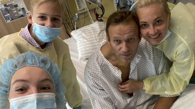 Družinski selfi na berlinski kliniki, kjer je Navalni okreval po zastrupitvi z novičokom. FOTO: družabna omrežja