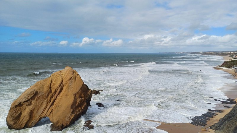 Fotografija: Iznad impozantne skalne tvorbe Guincho se vidita Peniche in arhipelag Berlengas. FOTO: Nina Gostiša