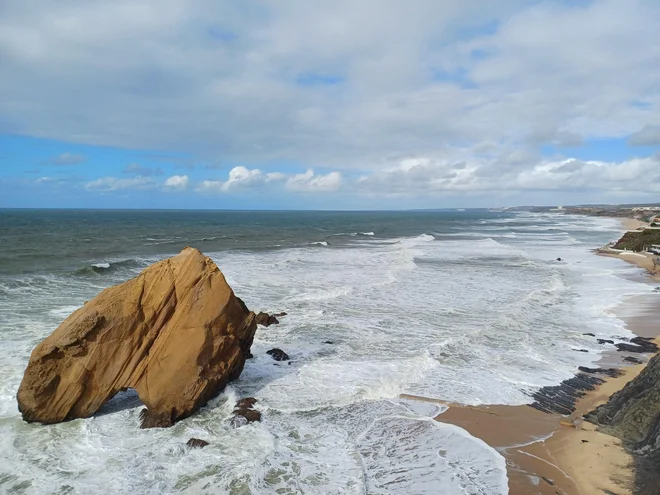 Iznad impozantne skalne tvorbe Guincho se vidita Peniche in arhipelag Berlengas. FOTO: Nina Gostiša