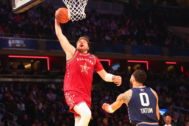 Luka Dončić je dosegel sedem točk, veliko smeha je sprožil tudi z neuspešnim zabijanjem. FOTO: Stacy Revere/AFP