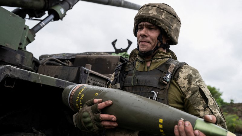 Fotografija: Pripadnik ukrajinskih sil se je pripravljal na izstrelitev granate proti ruskim vojakom v bližini Avdijivke. FOTO: Viacheslav Ratynskyi/Reuters