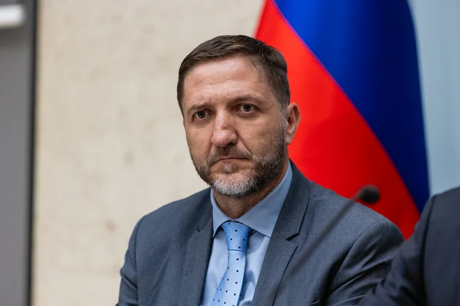 Minister Klemen Boštjančič poudarja, da je glede prisotnosti svojega sina vprašal gostitelje.  FOTO: Črt Piksi