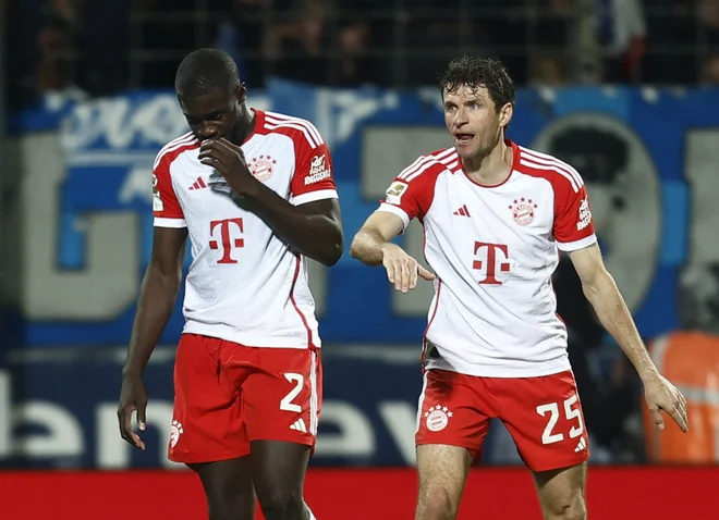 Odnosi pri Bayernu so napeti, Dayot Upamecano je že na drugi tekmi zapored dobil rdeči karton, ob koncu tekme sta si v lase skočila še Joshua Kimmich in pomočnik trenerja Zsolt Löw. Foto Leon Kuegeler/Reuters