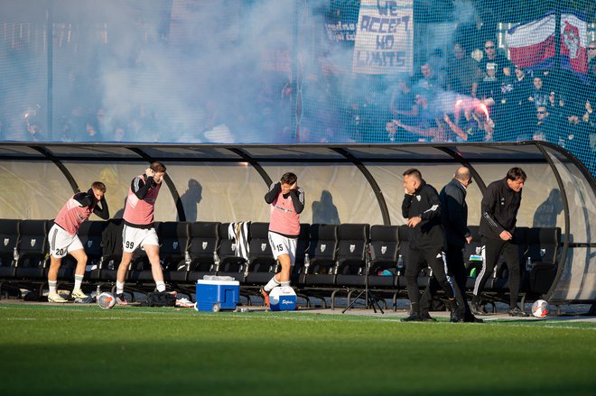 Rezervni nogometaši Mure so zaradi glasnega poka morali zapustiti klop. FOTO: Loris Cipot/fotolens.si